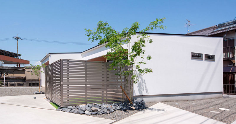 シンプルな間取りと配色・庭を囲むようなL字型の平屋の家「外観デザイン」
